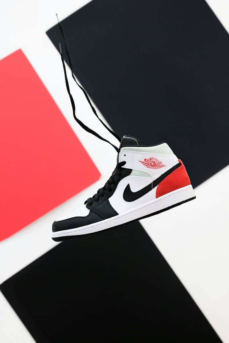 Air Jordan 1 Mid "Black Toe"