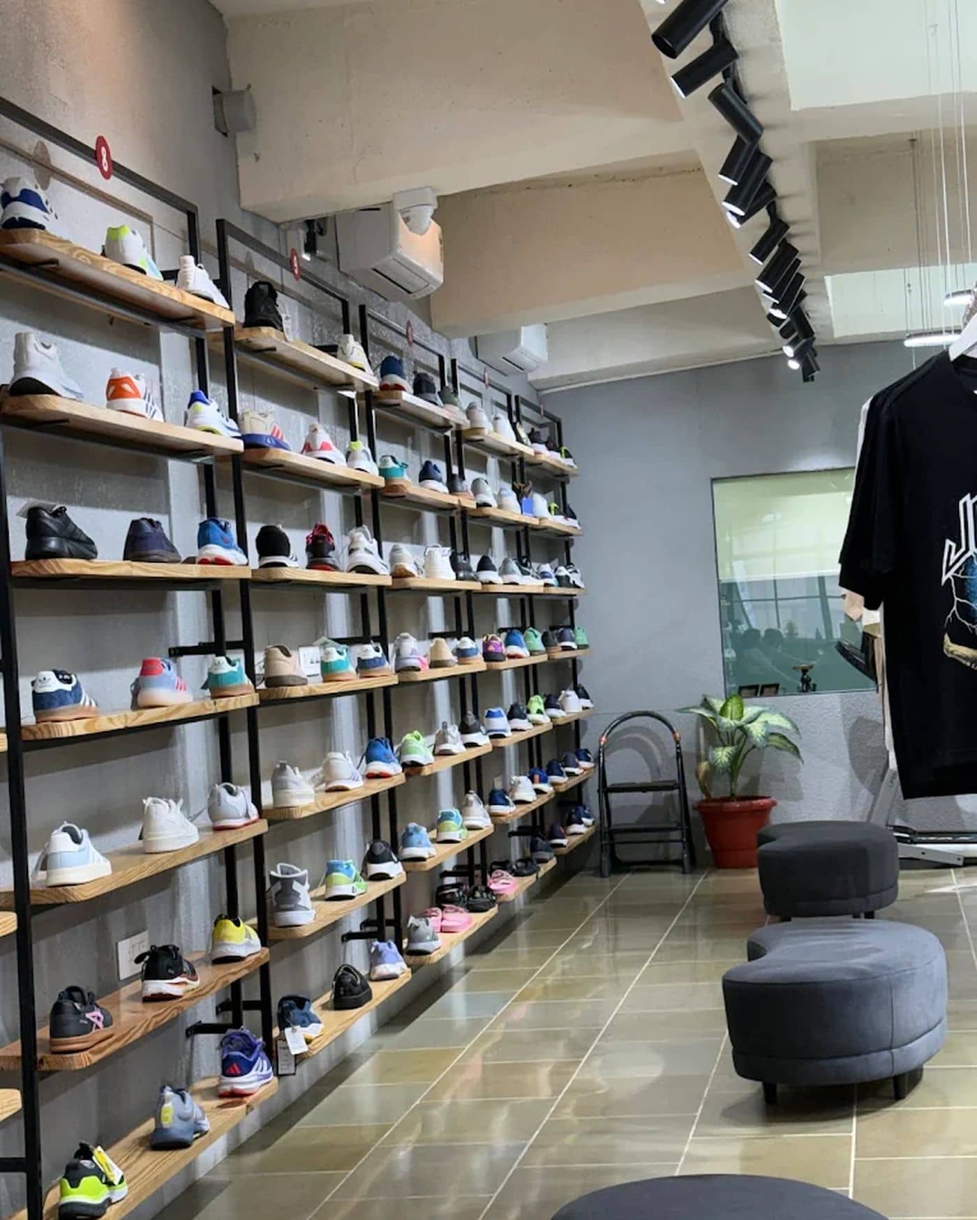 Full shoe wall wooden shelves